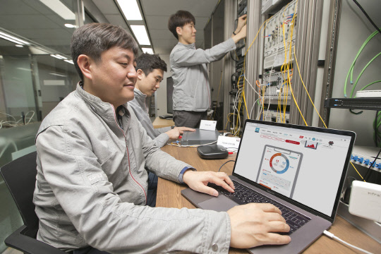 KT 직원들이 기존 UTP 케이블을 통해 5기가 UTP 상용 장비의 인터넷 속도품질을 검증 하고 있다. KT 제공